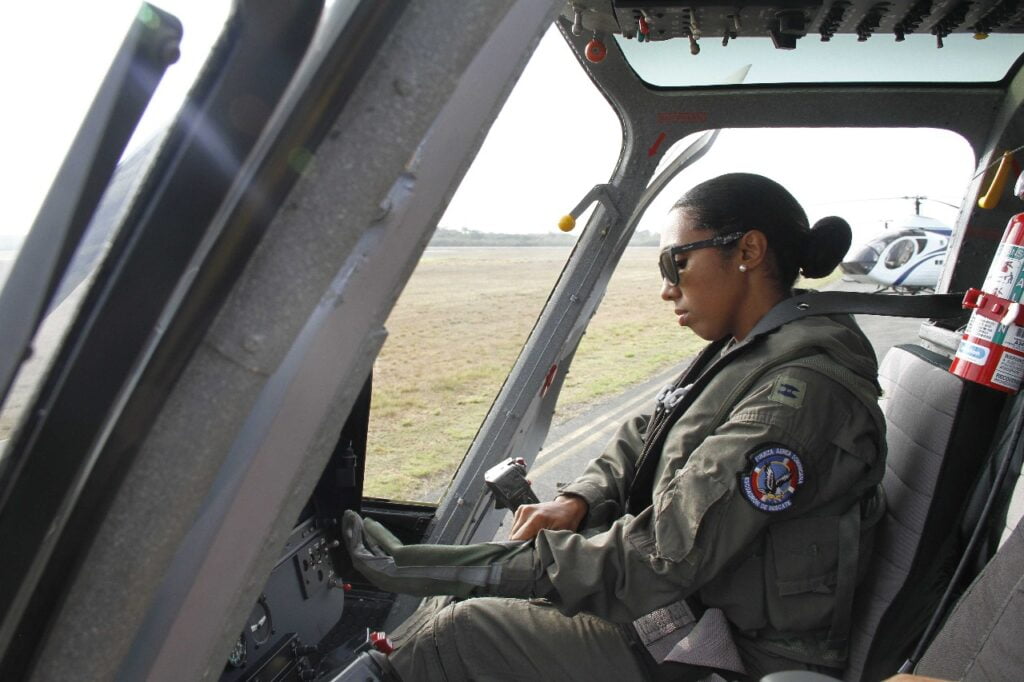 Oficial Piloto Femenina se convierte en la primera Capitán de Nave del Escuadrón de Rescate de la Fuerza Aérea de República Dominicana.