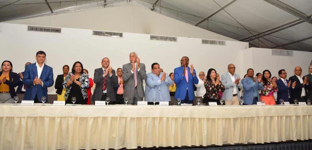 Unos 255 alcaldes y directores de distritos municipales apoyan gestión de Danilo Medina