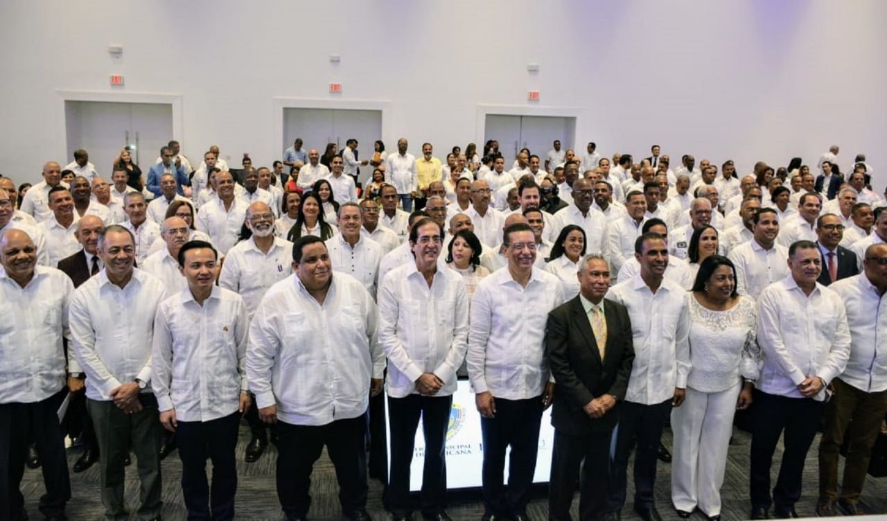 Presidente Medina amplia vigencia de comisión presidencial para la reforma municipal hasta el 2020