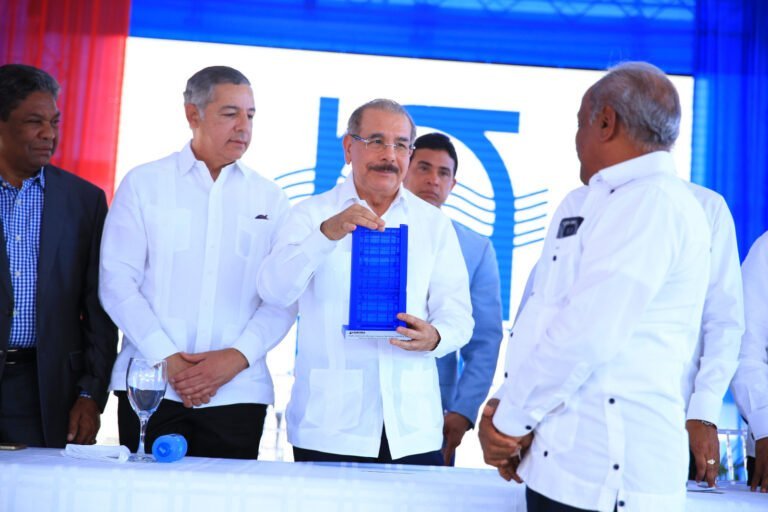 Presidente Danilo Medina deja abiertos túneles presa Monte Grande, una de las obras de mayor impacto en región Sur