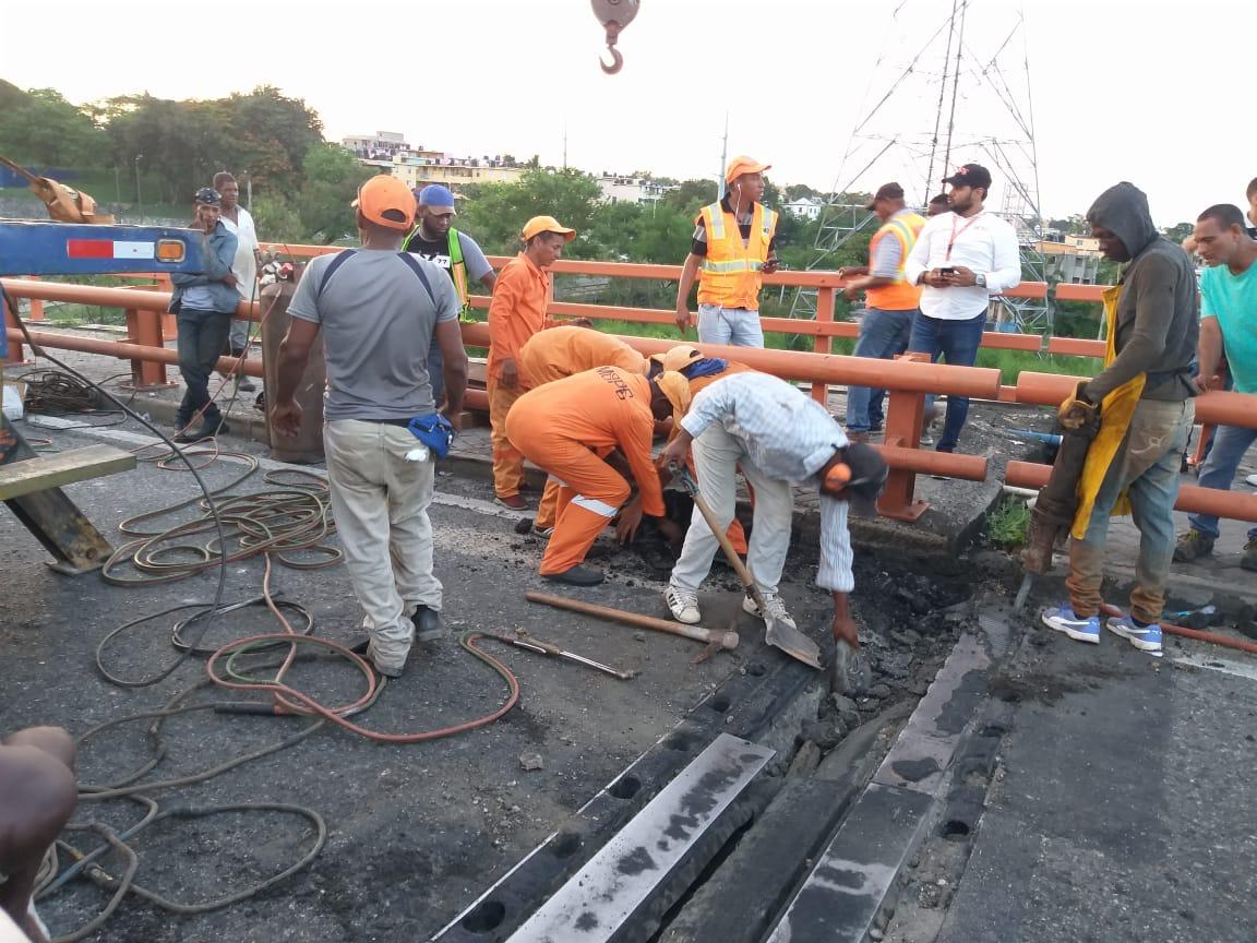 MOPC repara juntas del Puente Juan Bosch
