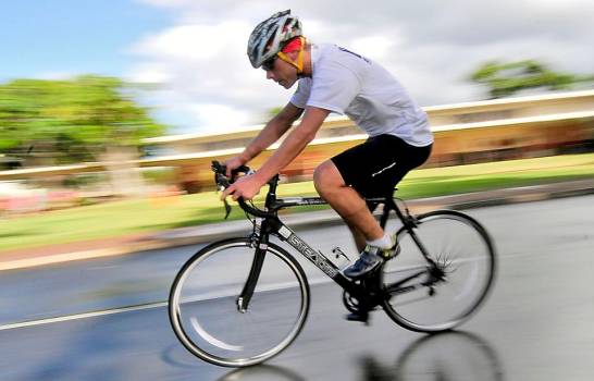 Ciclista cubano aspira a récord Guinness por pedalear con los ojos vendados