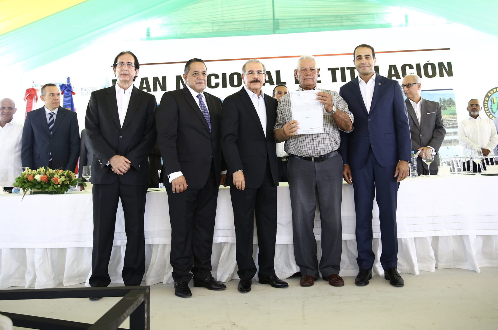 Presidente Medina entrega 300 certificados de títulos en San Juan
