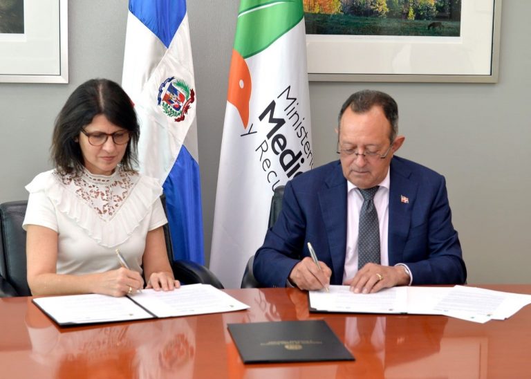 Medio Ambiente y Grupo Ramos acuerdan proteger la capa de ozono