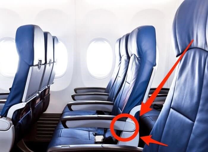 ¿Sabías qué Hay un botón secreto en los asientos de los aviones?