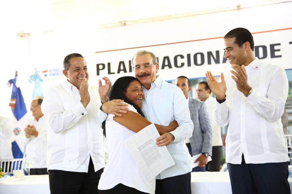 Presidente Medina entrega más de 3,000 certificados de títulos en El Seibo y Hato Mayor