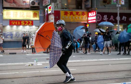 Gobierno de Hong Kong quiere prohibir las máscaras durante las protestas
