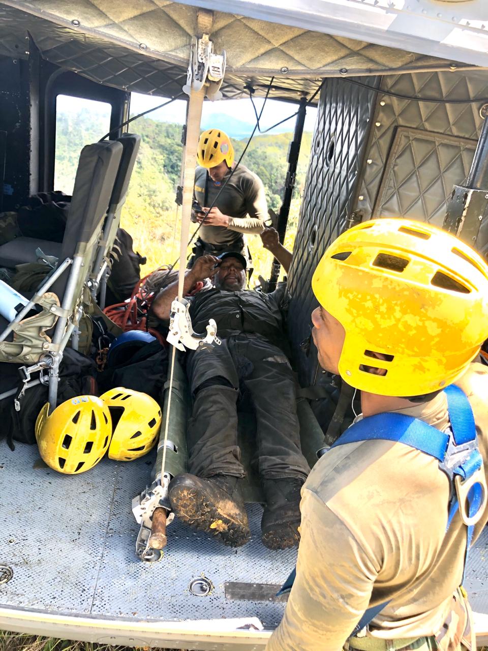 Unidades del Escuadrón de Búsqueda, Rescate y Salvamento de la FARD rescatan con vida a un piloto de parapente que se accidentó en la Vega