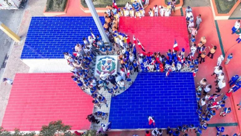 Inauguran plaza de la bandera en Haina