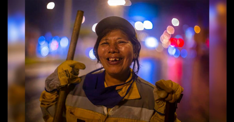 Mujer barre las calles de madrugada para que su hija termine la universidad