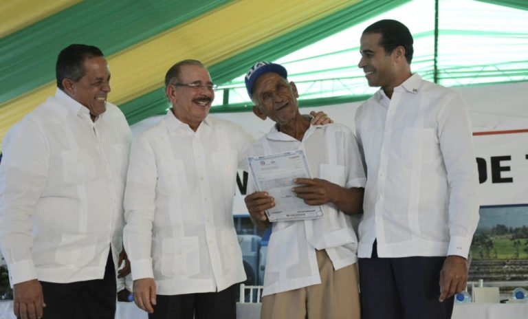Presidente Danilo Medina entrega 870 certificados de títulos en Monte Plata