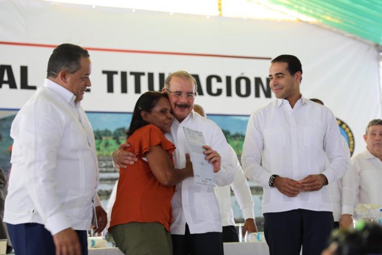Presidente Medina entrega 759 certificados de títulos en Cabrera  ﻿