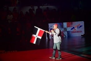Con bandera en mano Fernando Villalona anima a los presentes en el Palacio de los Deportes