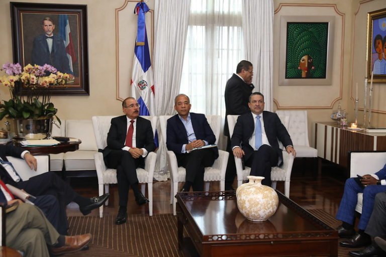 Danilo Medina se reúne con sector eléctrico; abordan mejoría sustancial en servicio a partir entrada Central Termoeléctrica Punta Catalina