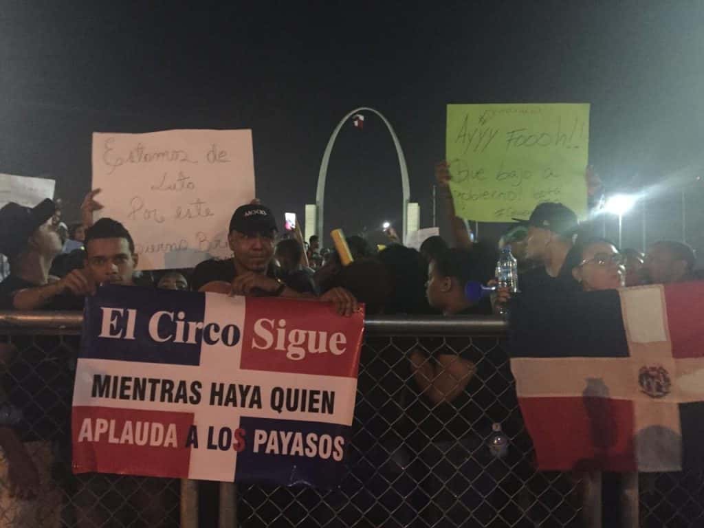 Manifestantes abarrotan plaza de la Bandera en protesta contra la JCE