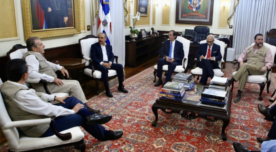 Presidente Danilo Medina recibe en Palacio Nacional a misi贸n observadores electorales OEA