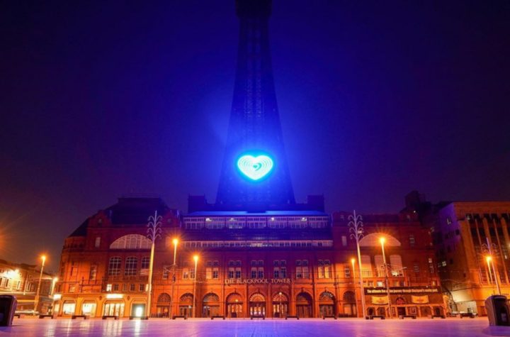 Adornan Torre de Blackpool con corazón azul en Inglaterra