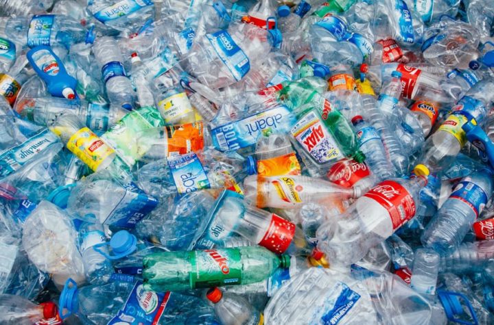 Hallan una enzima capaz de reciclar toneladas de botellas de plástico en horas (para hacer nuevas botellas)