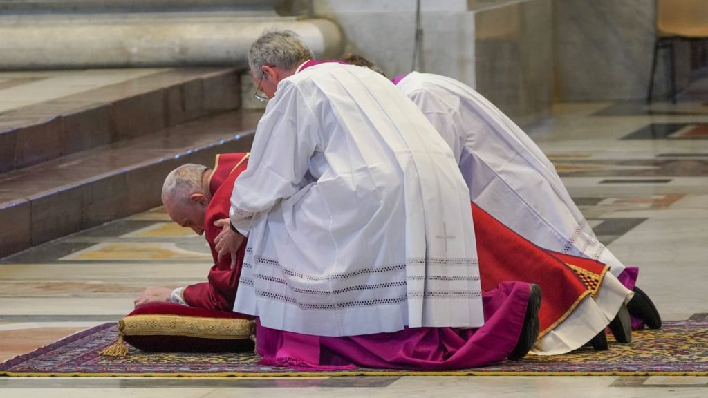 Papa Francisco celebr贸 la misa del viernes santo sin feligreses debido a la pandemia coronavirus