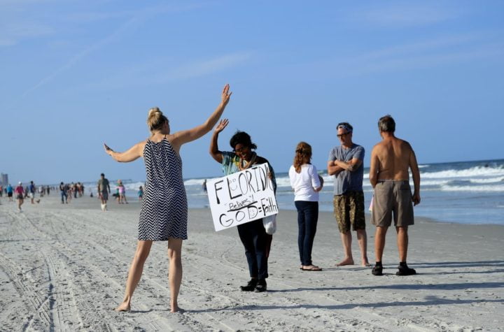 Reabren playas de Florida pese al avance del coronavirus en el estado