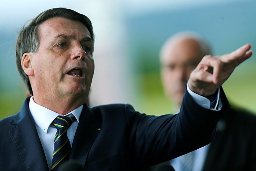 Bolsonaro manda a callar a periodistas y niega una interferencia en la Policía