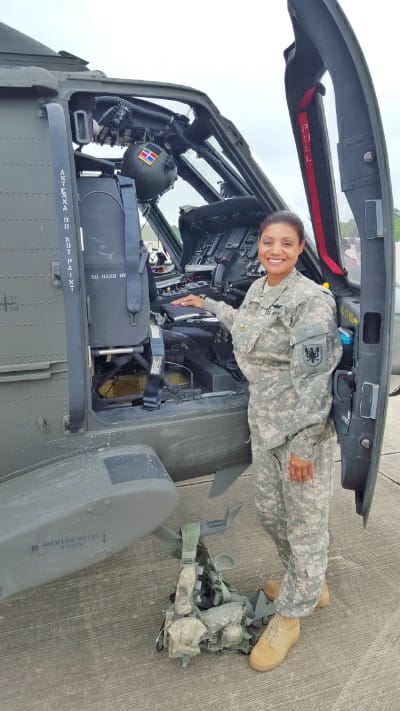 Dominicana se convierte en primera piloto de helic贸pteros de combate Black Hawk en la Guardia Nacional EE.UU