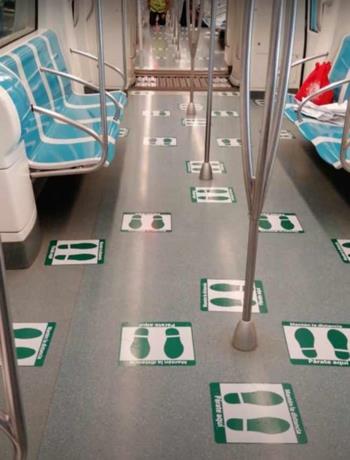 Algunas señalizaciones de como será el distanciamiento que se empleará en el metro