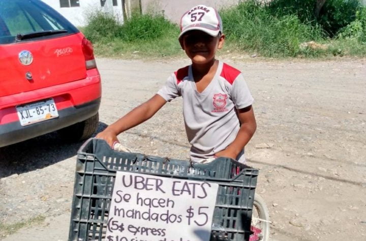 Niño de 9 años realiza mandados por cinco pesos para poder comprarse una tablet y continuar sus estudios