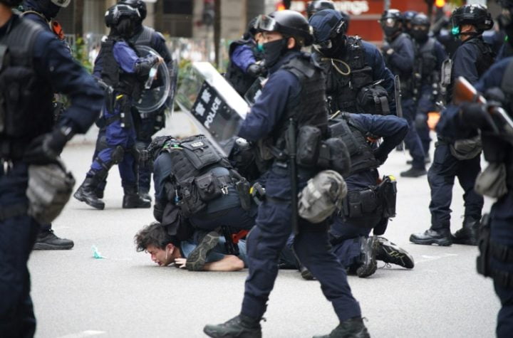 La policía china reprimió a miles de manifestantes en Hong Kong que protestaban contra una nueva ley de seguridad