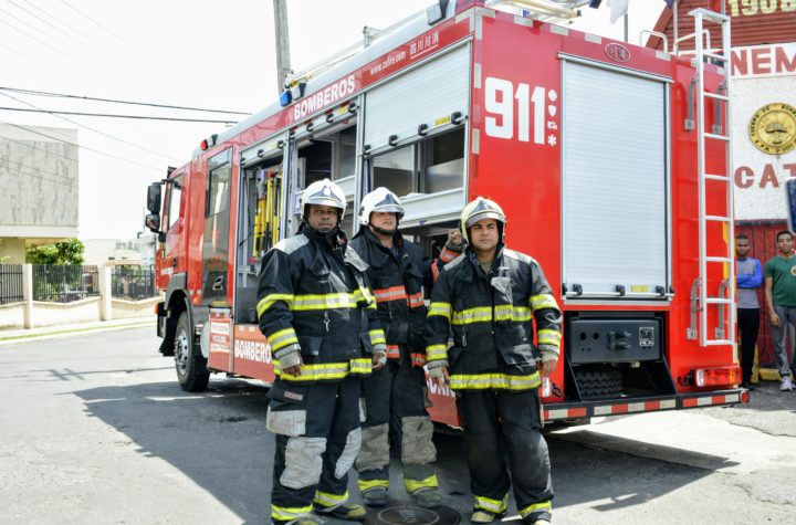 Sistema 9-1-1: Tres unidades de bomberos sofocan incendio en fábrica de muebles en La Vega