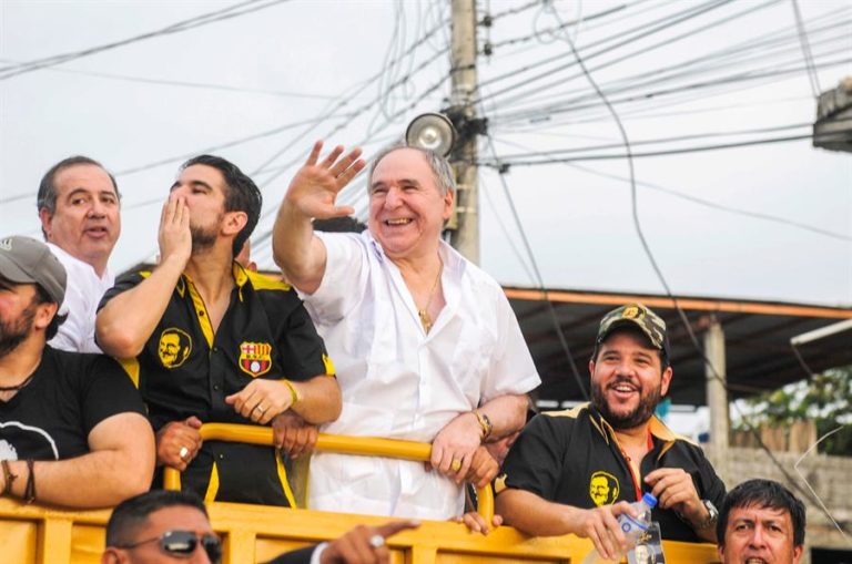 Detienen al expresidente ecuatoriano Abdalá Bucaram por posesión de arma durante allanamientos por corrupción compra insumos médicos