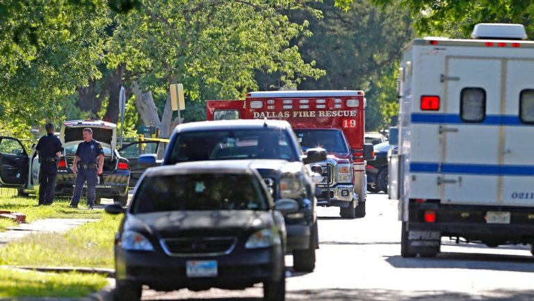 Hallan muerta una familia de dos adultos y cuatro niños en el garaje con una nota en la puerta de su casa diciendo que «había cuerpos dentro»