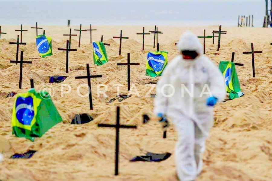 Cavan 100 tumbas en la playa de Copacabana para denunciar el manejo de la pandemia por parte de Bolsonaro