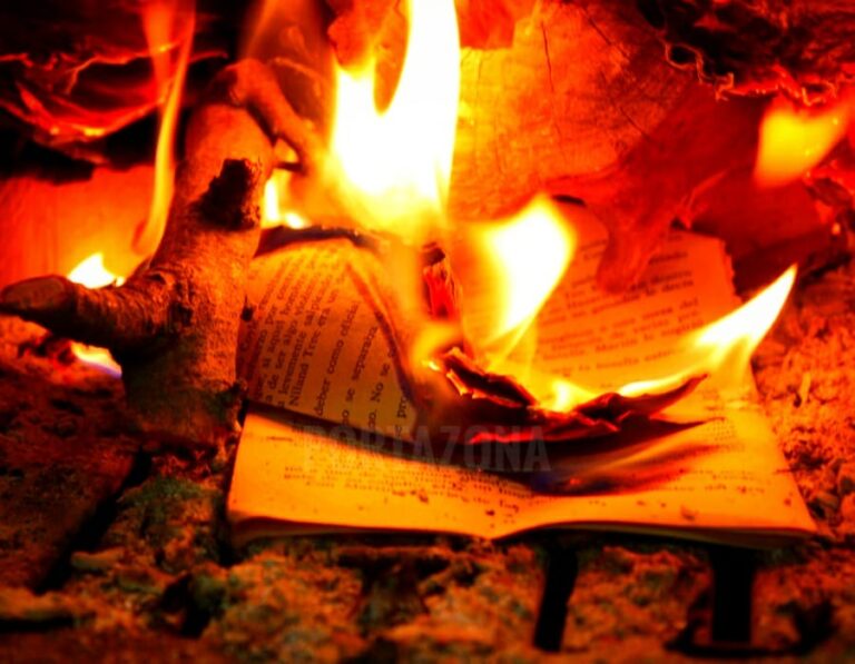 Diplomáticos chinos queman documentos confidenciales ante el inminente cierre de su consulado en Houston