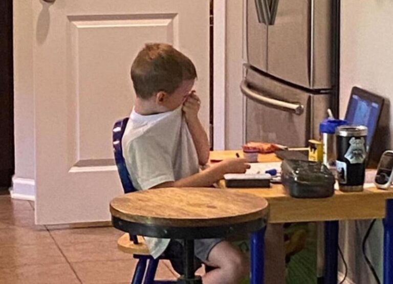 Niño de 5 años llora de frustración por no entender una clase virtual: imagen se hizo viral