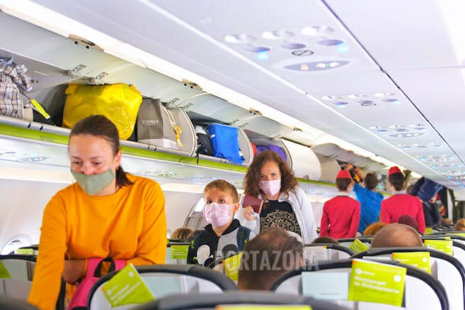 Una mujer pudo haber contraído el coronavirus en el baño de un avión, dicen investigadores