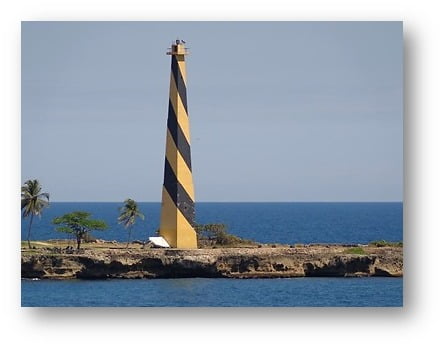 El 14 de agosto de 1853, Se pone en funcionamiento el faro del puerto de Santo Domingo