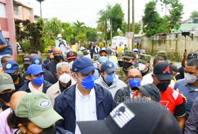 Presidente Luis Abinader visita zonas afectadas por tormenta Laura; revela cuatro personas han fallecido