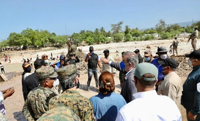 Presidente Abinader se encuentra en Pedernales; inspecciona daños por tormenta Laura