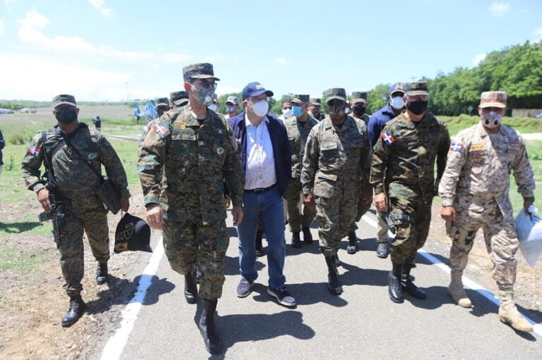 Ministro de Defensa realiza recorrido fronterizo acompañado de Comandante del Ejército