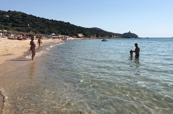Turista francés se lleva arena de una playa italiana y deberá pagar multa de 1.200 dólares
