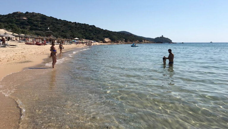 Turista francés se lleva arena de una playa italiana y deberá pagar multa de 1.200 dólares