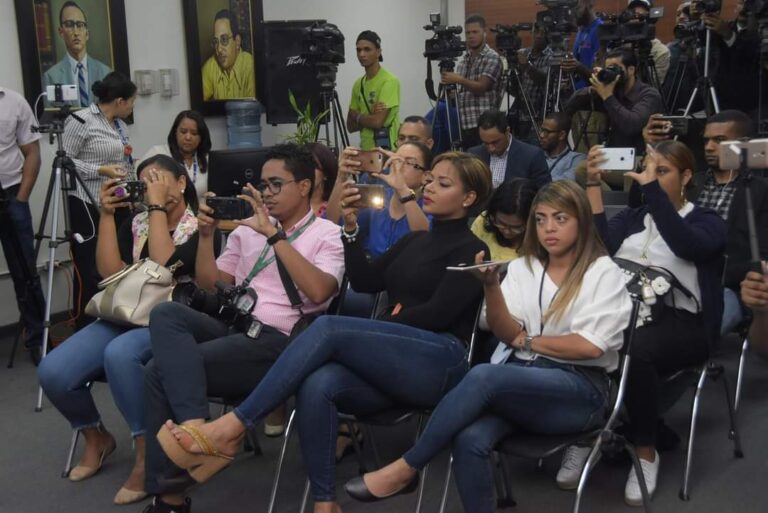 Deploran que periodistas sean formados de espalda al mercado informativo digital