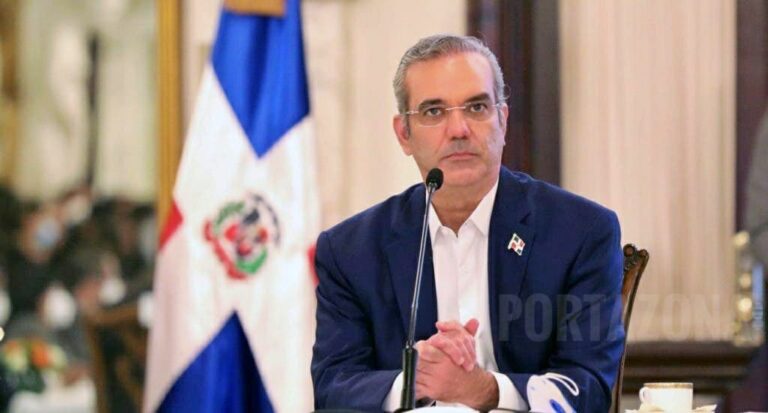 Los funcionarios no le podrán llamar “licenciado” al presidente Abinader