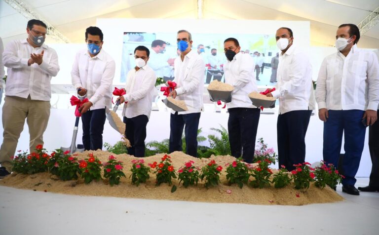 Presidente Luis Abinader encabeza primer palazo para la construcción de dos hoteles en Miches