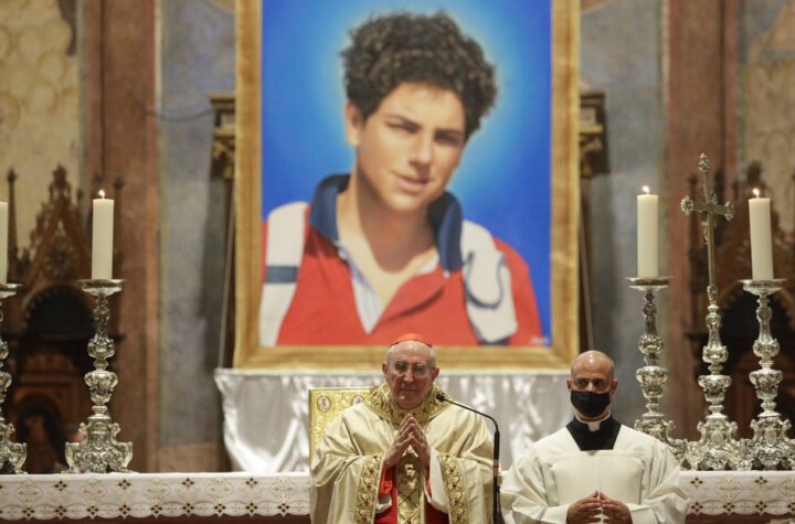 La Iglesia católica beatifica a Carlo Acutis, el joven italiano cuyo cuerpo permanece casi intacto desde su muerte en 2006