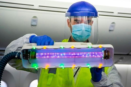¿Sabías qué Boeing crea una lámpara portátil que desinfecta el interior de los aviones?
