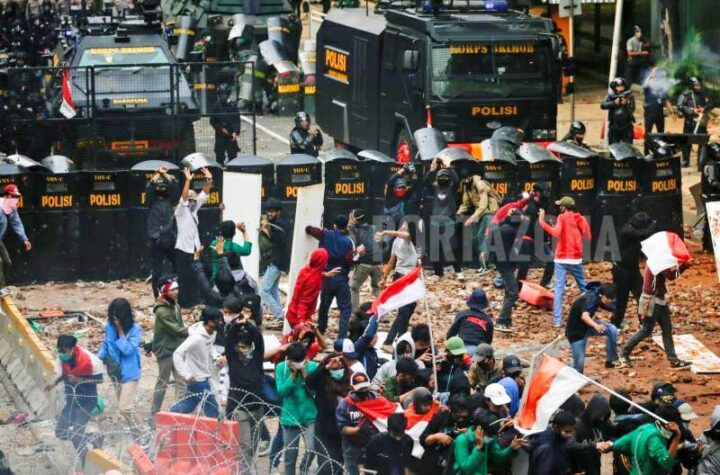 Nuevos disturbios en la tercera jornada de protestas laborales en Indonesia