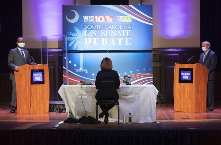Un candidato llevó su propia barrera plástica para debatir frente a un senador republicano cercano a Trump