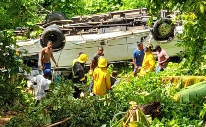 Sistema 9-1-1 asiste accidente de autobús en la carretera Sánchez-Samaná